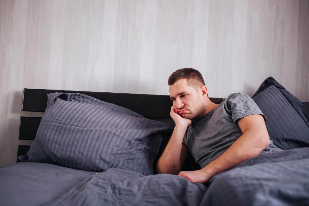 uomo solo a letto