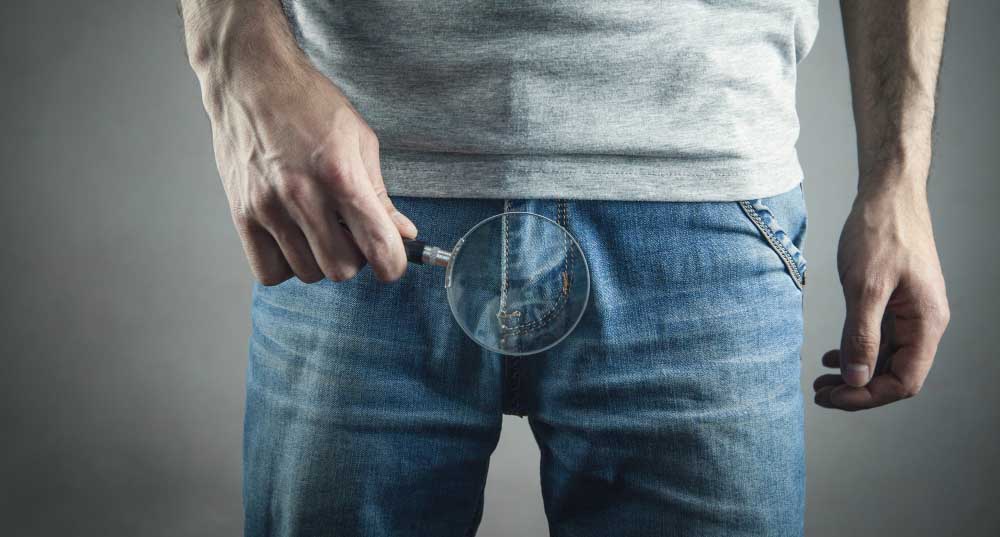 uomo con lente di ingrandimento